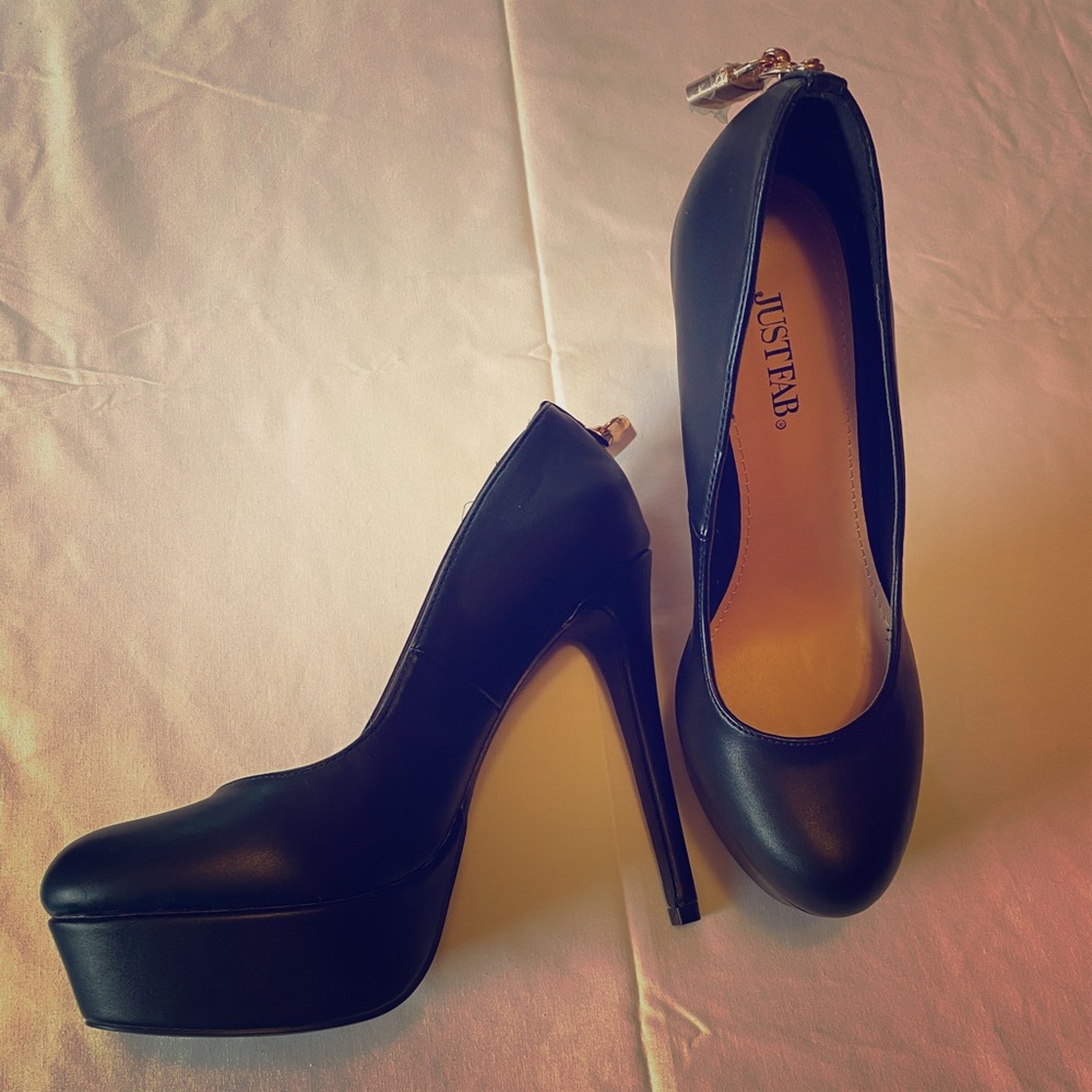 NWOT JustFab Black Platform Pump Heels (Size 7.5)